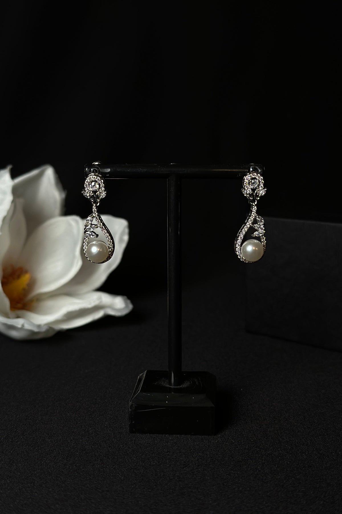 Elegante Tropfenohrringe mit Zirkonia und Perlen