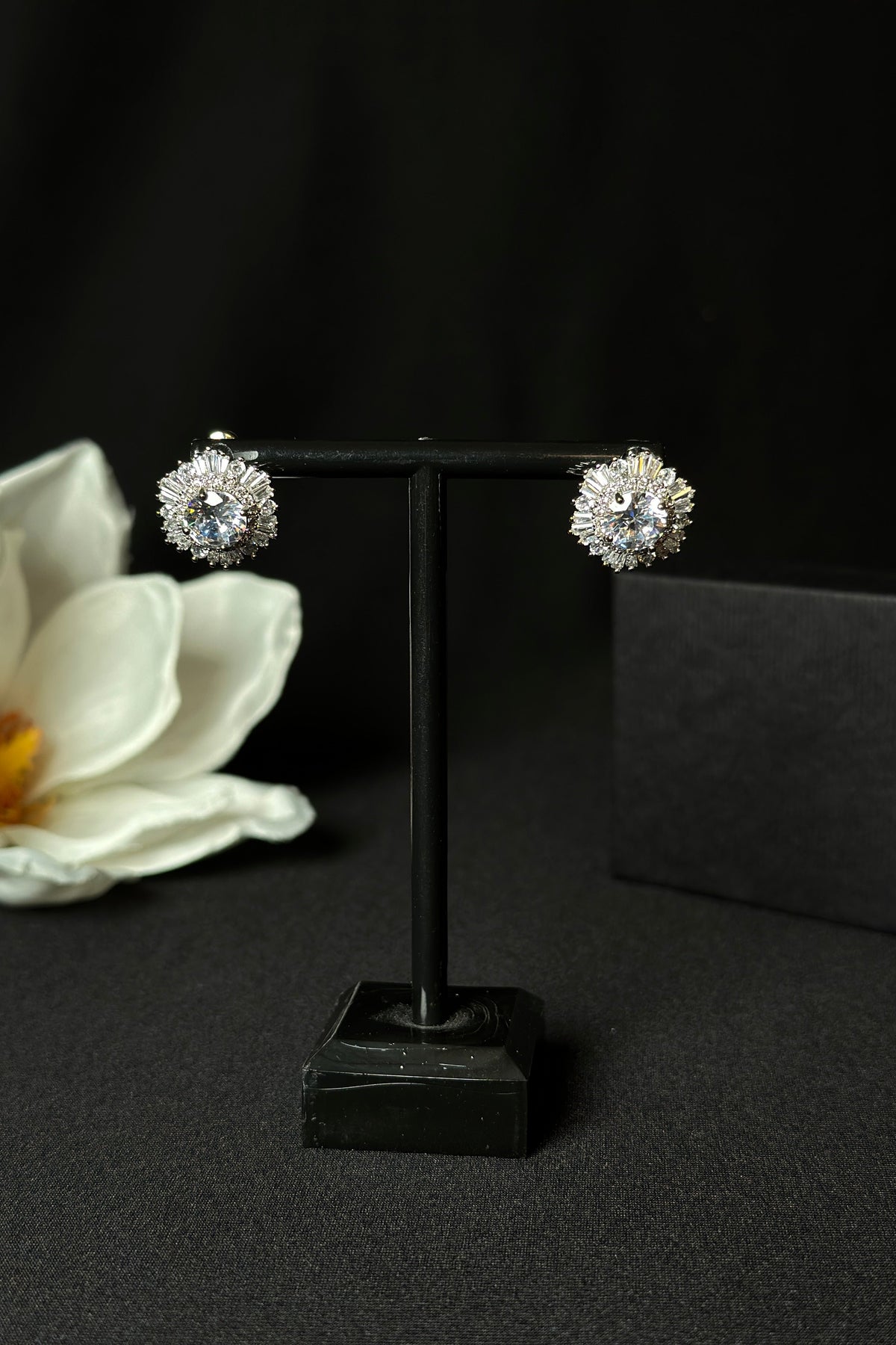 Elegante Sonnenblumen-Ohrringe mit Zirkonia